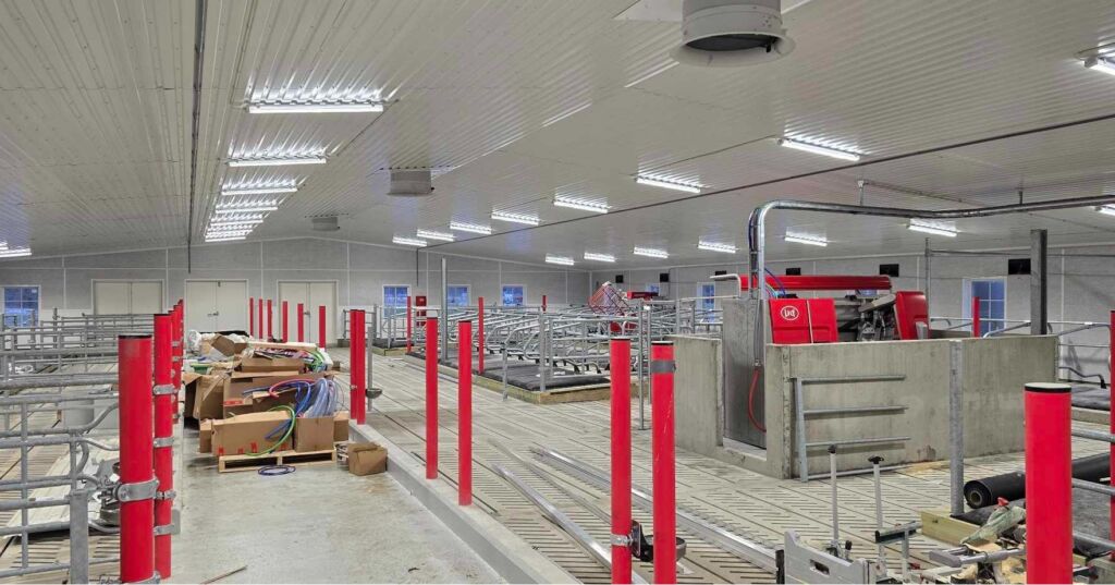 Spalt fra Suding, stolper fra Wopas, ventilasjon fra BigDutchman, innredning fra Jourdain og matter fra Promat og Kraiburg. Magnus Åsegg, Steinsdalen februar 2025