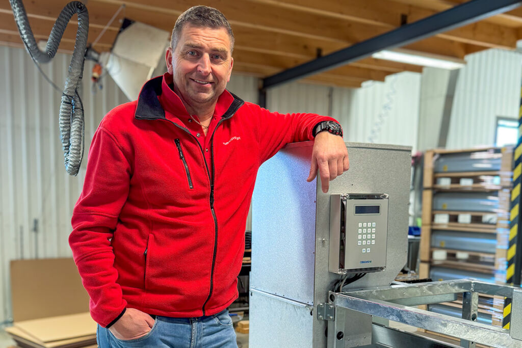 Anders Konglevoll med Biocontrol kraftfôrautomat, februar 2025