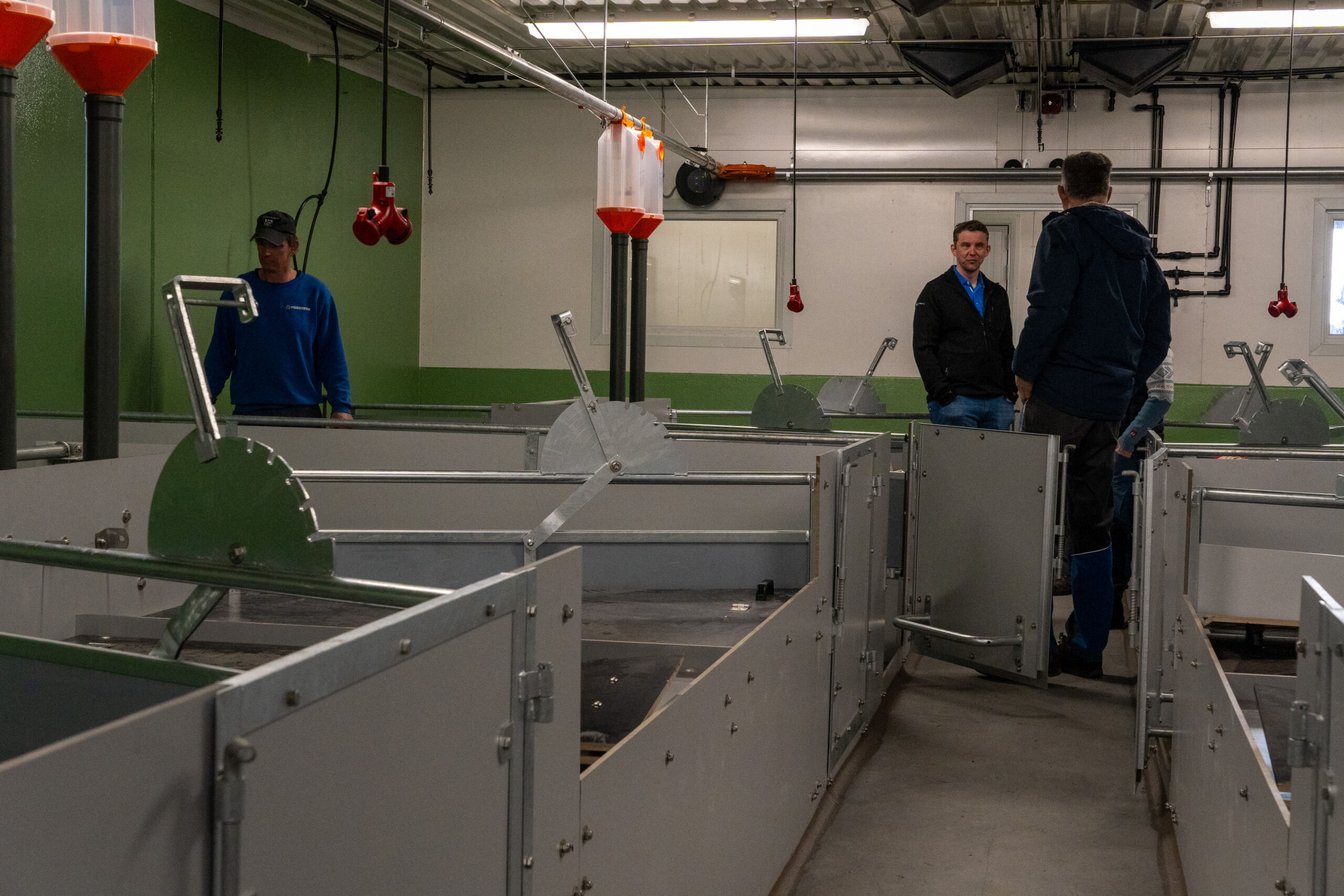 Fjøssystemers Ft 30 binger på 8,84 m² hos Axel Dobloug. Satelitt i purkering. Stavsjø mars 2025