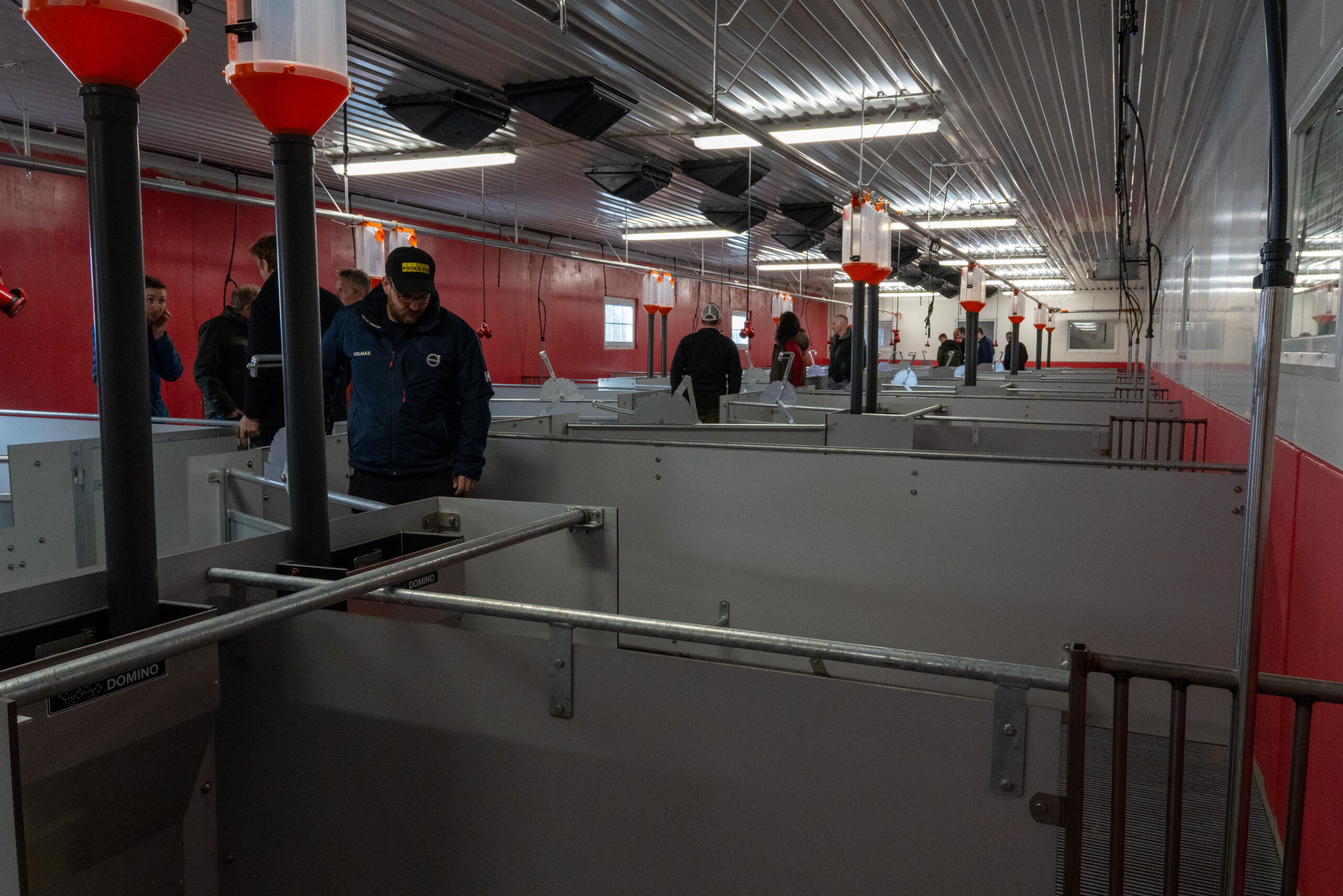 Fjøssystemers Ft 30 binger på 8,84 m² hos Axel Dobloug. Satelitt i purkering. Stavsjø mars 2025