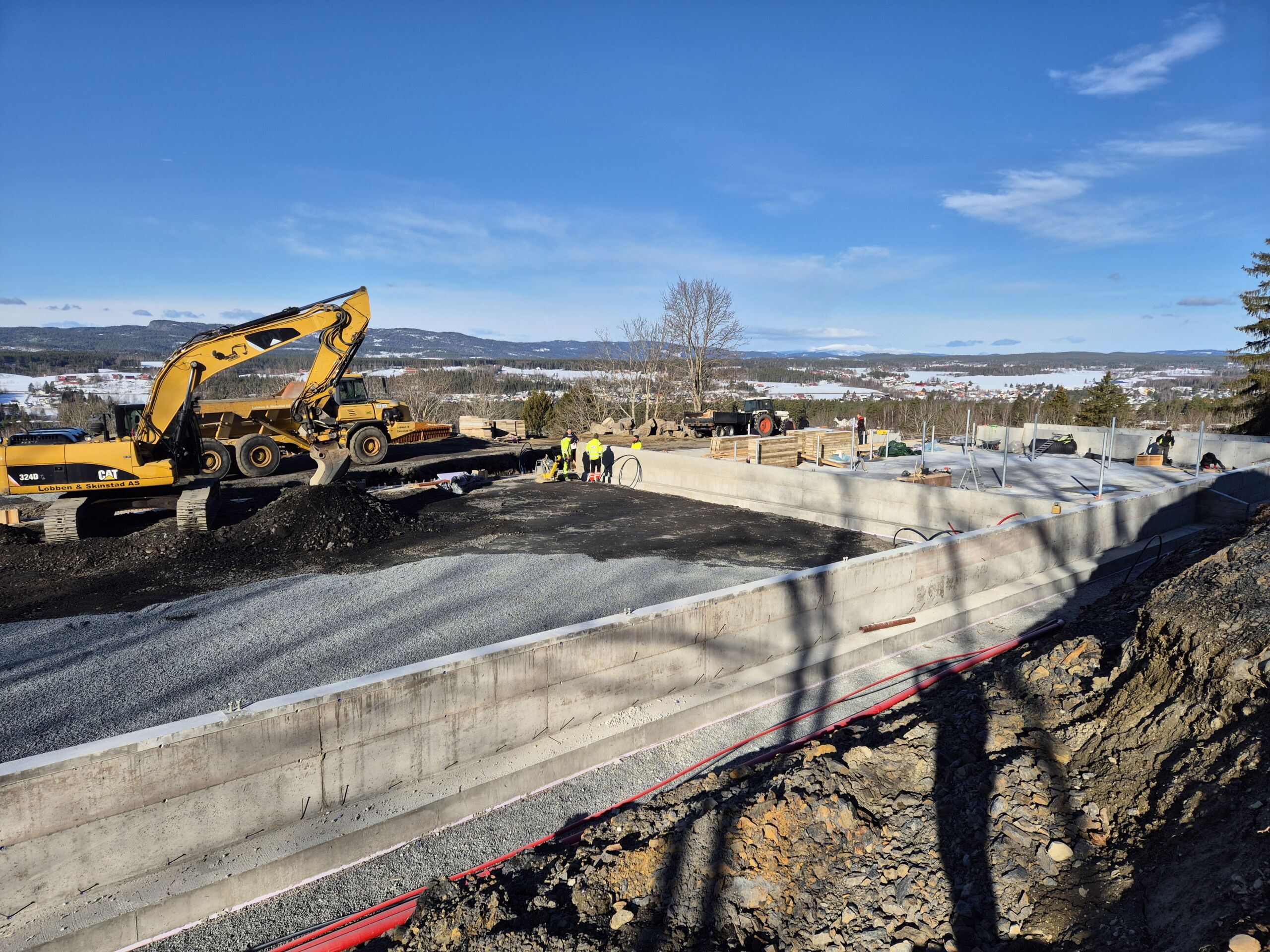 Frittstående tallefjøs med korntørke for Marte Sandø Lund. Betongarbeid av Isomur AS. Vikersund 2025