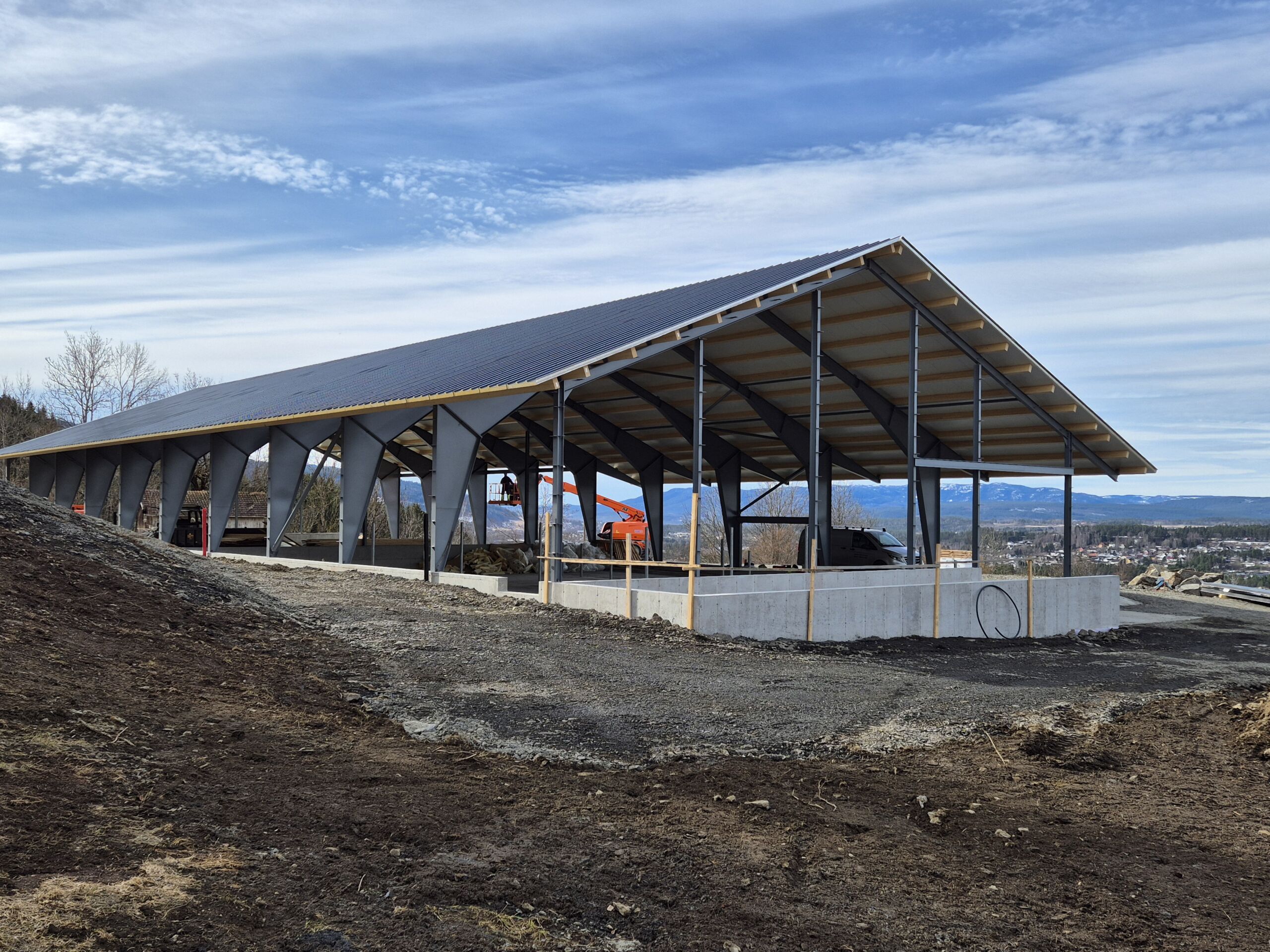 Frittstående tallefjøs med korntørke for Marte Sandø Lund. Vikersund 2025