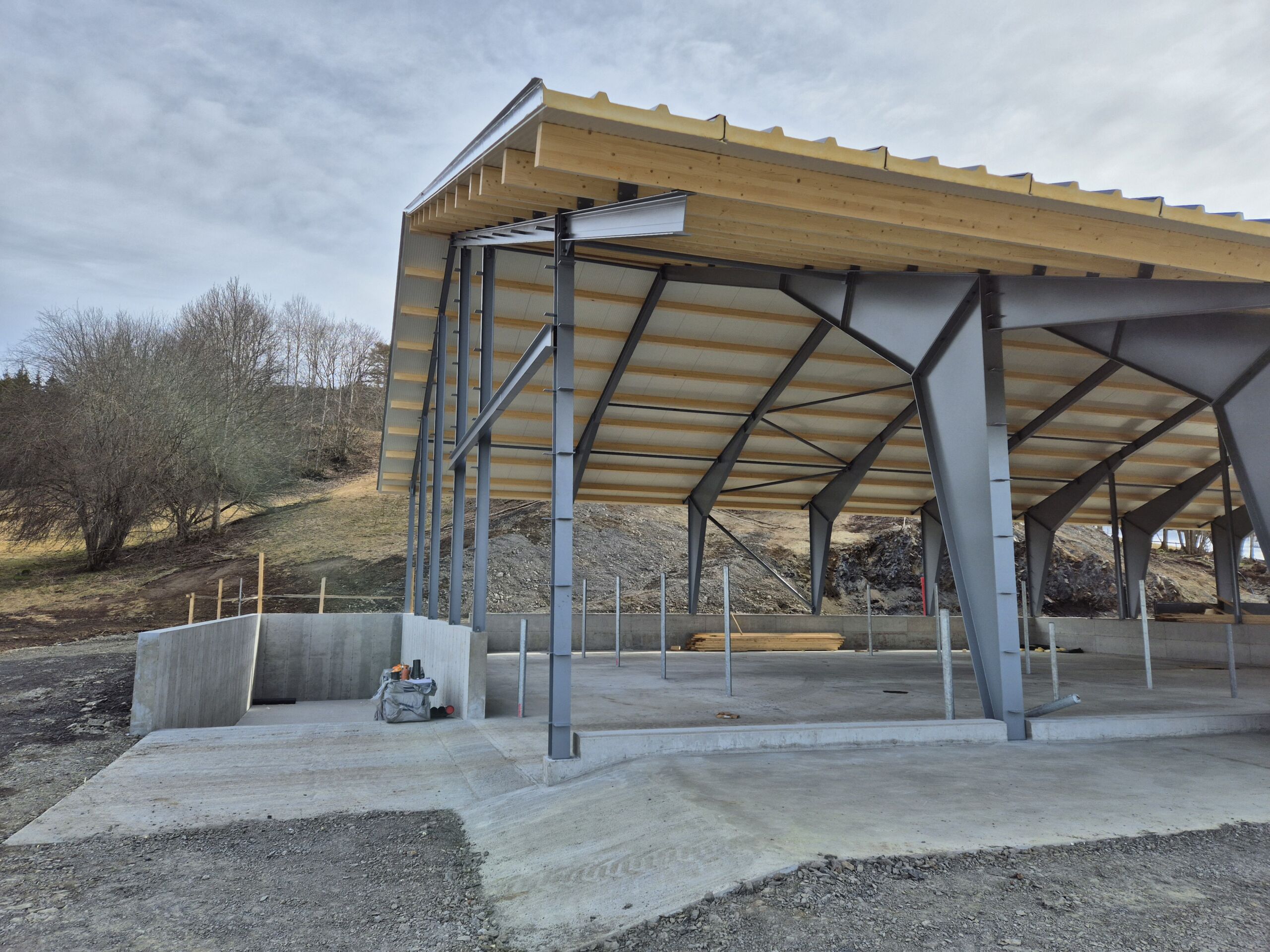 Frittstående tallefjøs med korntørke for Marte Sandø Lund. Vikersund 2025