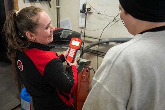 Fjøssystemers kalveekspert, Irene Håland, tar en gjennomgang av Lely Calm med en kunde. April 2025