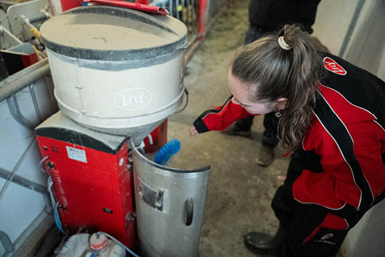 Fjøssystemers kalveekspert, Irene Håland, vasker en Lely Calm, april 2025