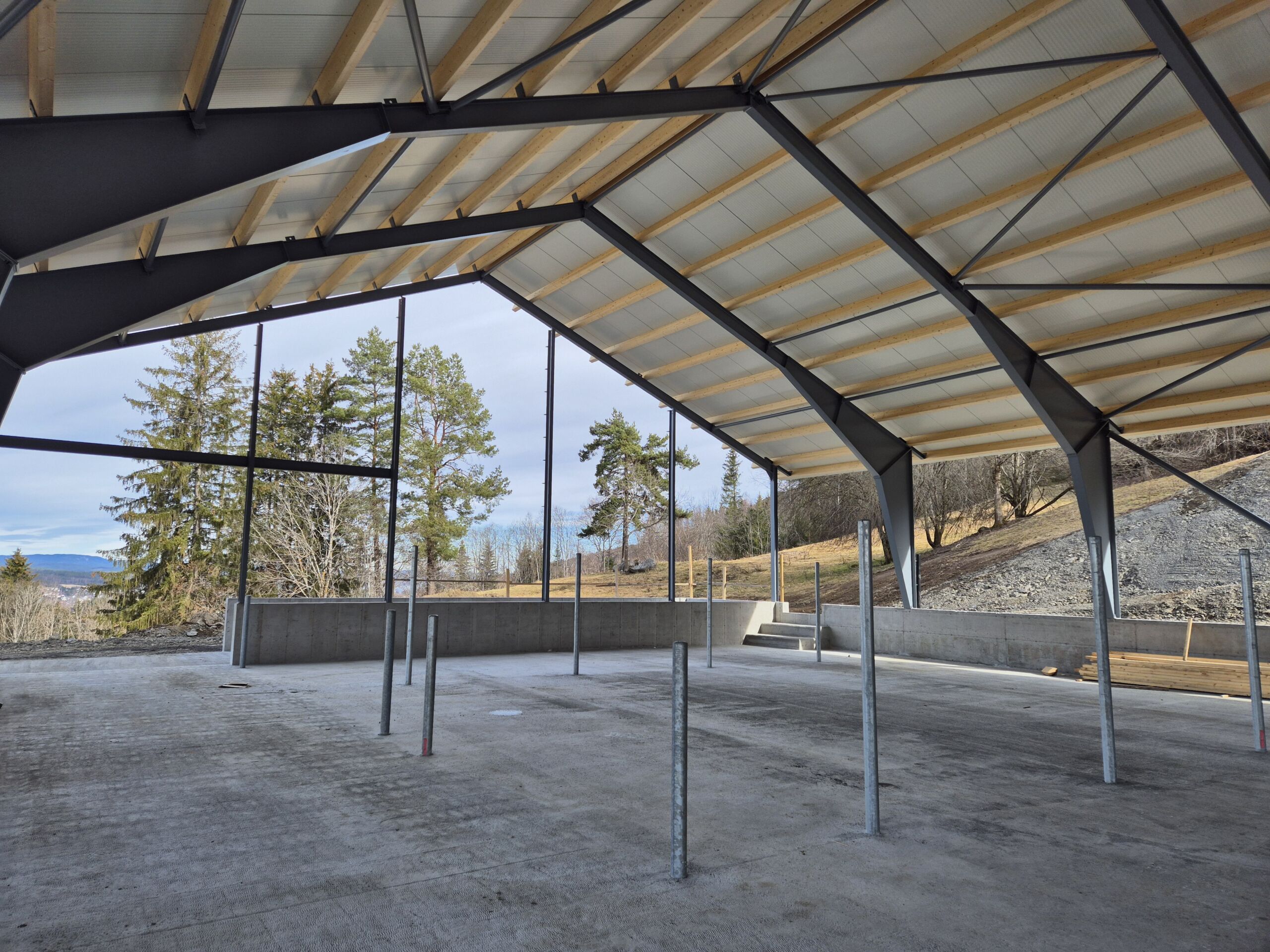 Frittstående tallefjøs med korntørke for Marte Sandø Lund. Vikersund 2025