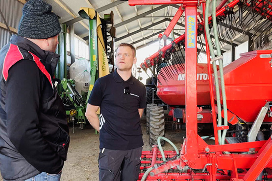 Kjetil Slettebø i maskinhuset sitt, april 2025